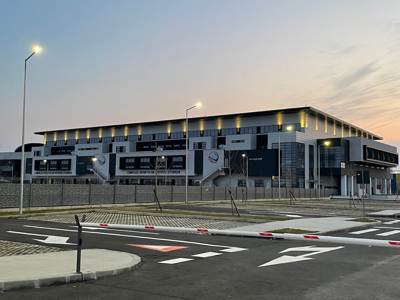 Complexul de Natație Otopeni văzut din zona bazinului