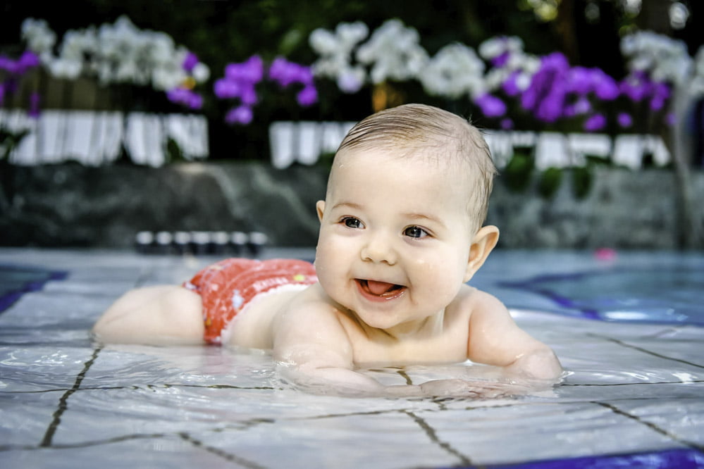 Copil la o activitate acvatică Aqua Bebe